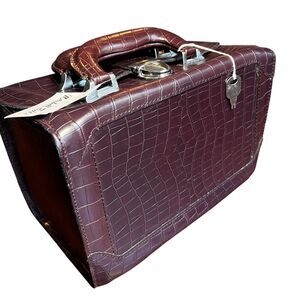 Marshall Fields Crocodil Embossed Leather Travel Train Case Bag Burgundy Vintage
